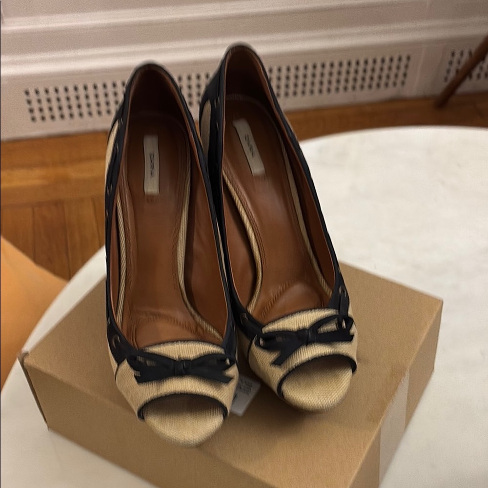 Chic Zara Peep-Toe Women's Shoes in Navy Suede and Tan
